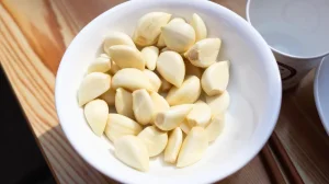 How to use garlic to attract abundance and ward off bad vibes, according to esotericism