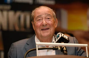 Bob Arum attacks Canelo and asks him to dedicate himself to golf because he is finished in boxing