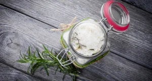 Baking soda and rosemary, a natural remedy to care for hair and darken gray hair