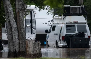 Pipeline more than 100 years old collapses and floods West Hollywood; leaves a huge hole