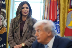 Noem proposes to Trump a ban on travel to the US for people from countries that feel 'invaders'