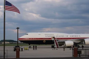 Threat against Trump forces him to change planes: he left the Boeing 747-8 and flew on the old Air Force One