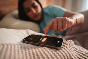 Why I wake up one minute before the alarm goes off: you are not alone and there is an explanation