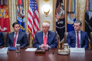 Trump amenaza con atacar a cualquier pais que produzca y trafique droga hacia EEUU