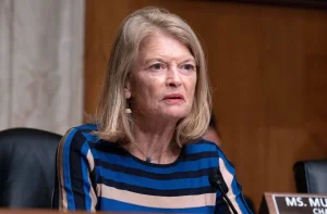 Lisa Murkowski challenges Trump and joins the rejection against Todd Blanche