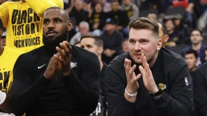 Lakers debut in the NBA against Warriors and receive LeBron James for Christmas