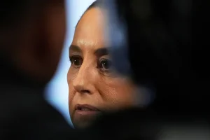 Man harasses and touches Claudia Sheinbaum in the middle of a street in Mexico City